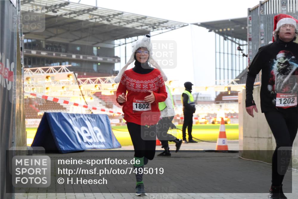 08.12.2024 - St. Pauli X-Mass-Run No. 14 H.Heesch http://msf.ph/oto/7495019 08.12.2024 09:59:33 Ziel 738, 1534, 1874, 2983, 3293, 1202, 1802, 1874 meine-sportfotos.de