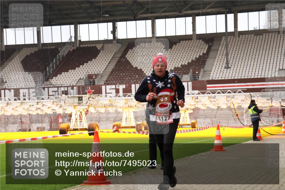 08.12.2024 - St. Pauli X-Mass-Run No. 14 Yannick Fuchs http://msf.ph/oto/7495023 08.12.2024 10:55:11 Ziel 28, 1127, 1799 meine-sportfotos.de