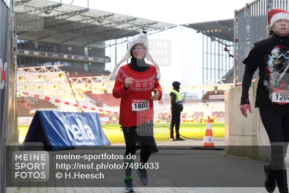 08.12.2024 - St. Pauli X-Mass-Run No. 14 H.Heesch http://msf.ph/oto/7495033 08.12.2024 09:59:34 Ziel 738, 1202, 1534, 1802, 1874, 2983, 3293, 1202, 1802 meine-sportfotos.de