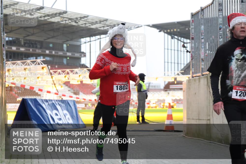 08.12.2024 - St. Pauli X-Mass-Run No. 14 H.Heesch http://msf.ph/oto/7495045 08.12.2024 09:59:34 Ziel 738, 1202, 1534, 1802, 1874, 2983, 3293, 1202, 1802 meine-sportfotos.de