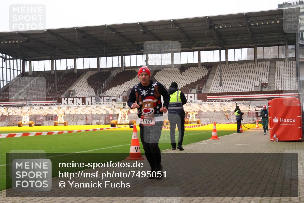 08.12.2024 - St. Pauli X-Mass-Run No. 14 Yannick Fuchs http://msf.ph/oto/7495051 08.12.2024 10:55:11 Ziel 28, 1127, 1799 meine-sportfotos.de