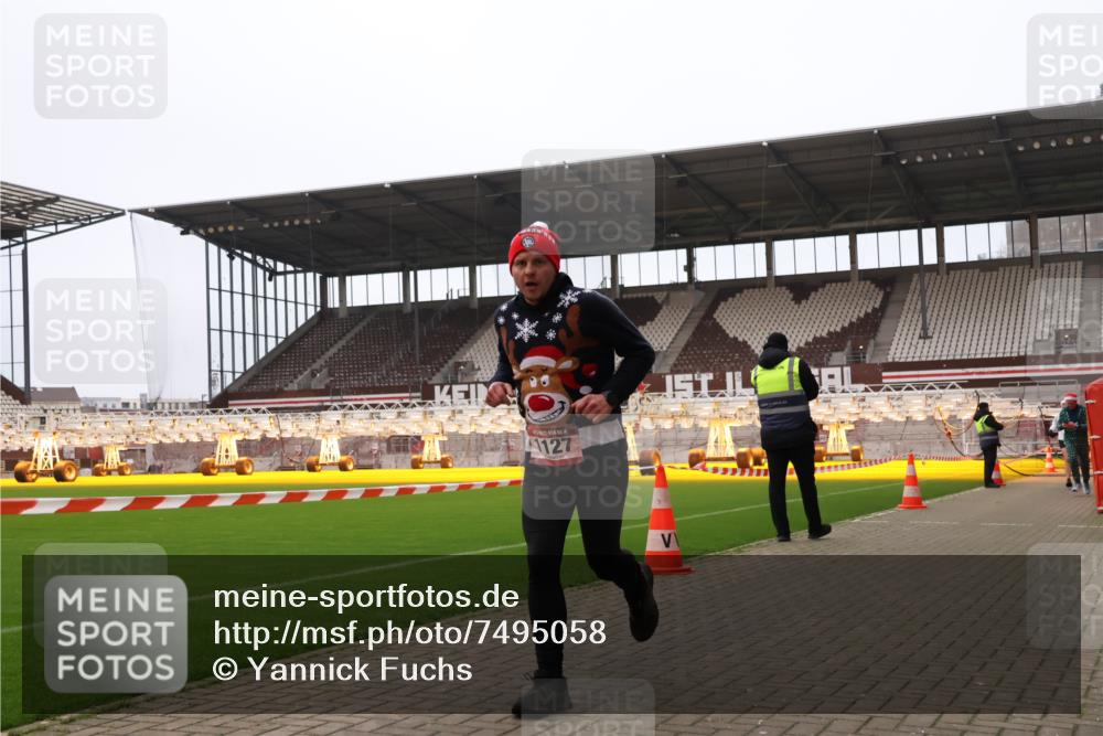 08.12.2024 - St. Pauli X-Mass-Run No. 14 Yannick Fuchs http://msf.ph/oto/7495058 08.12.2024 10:55:12 Ziel 28, 1127, 1799 meine-sportfotos.de