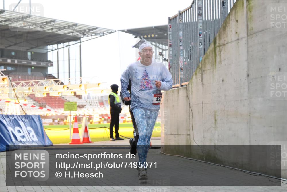 08.12.2024 - St. Pauli X-Mass-Run No. 14 H.Heesch http://msf.ph/oto/7495071 08.12.2024 09:59:44 Ziel 431, 1202, 1802, 1874, 3293, 431, 2746, 2762, 3156, 3157 meine-sportfotos.de