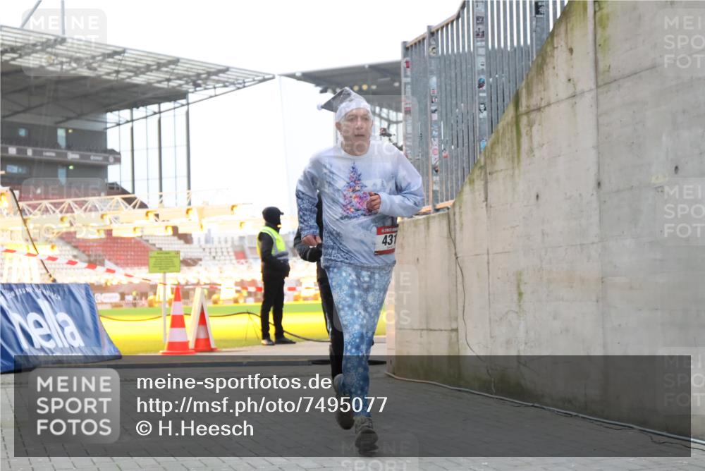 08.12.2024 - St. Pauli X-Mass-Run No. 14 H.Heesch http://msf.ph/oto/7495077 08.12.2024 09:59:44 Ziel 431, 1202, 1802, 1874, 3293, 431, 2746, 2762, 3156, 3157 meine-sportfotos.de