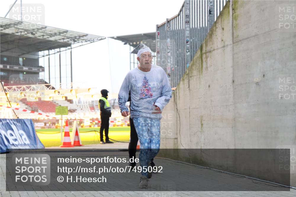 08.12.2024 - St. Pauli X-Mass-Run No. 14 H.Heesch http://msf.ph/oto/7495092 08.12.2024 09:59:44 Ziel 431, 1202, 1802, 1874, 3293, 431, 2746, 2762, 3156, 3157 meine-sportfotos.de