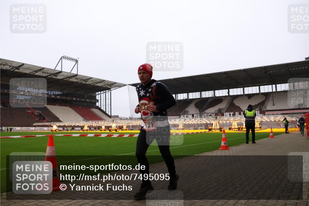 08.12.2024 - St. Pauli X-Mass-Run No. 14 Yannick Fuchs http://msf.ph/oto/7495095 08.12.2024 10:55:12 Ziel 28, 1127, 1799 meine-sportfotos.de
