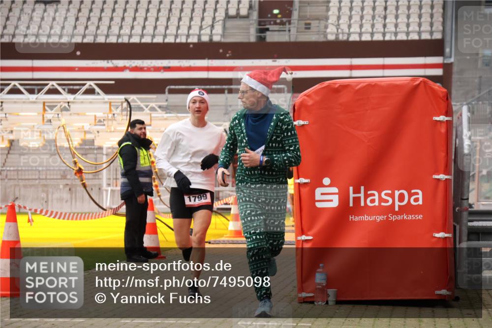 08.12.2024 - St. Pauli X-Mass-Run No. 14 Yannick Fuchs http://msf.ph/oto/7495098 08.12.2024 10:55:14 Ziel 28, 1127, 1799 meine-sportfotos.de
