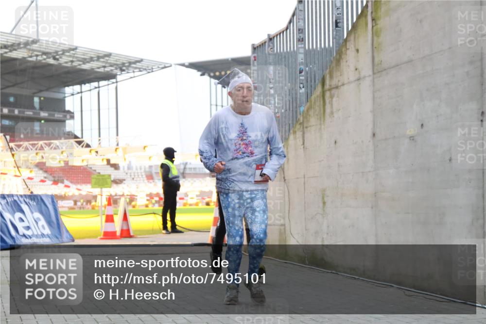 08.12.2024 - St. Pauli X-Mass-Run No. 14 H.Heesch http://msf.ph/oto/7495101 08.12.2024 09:59:44 Ziel 431, 1202, 1802, 1874, 3293, 431, 2746, 2762, 3156, 3157 meine-sportfotos.de
