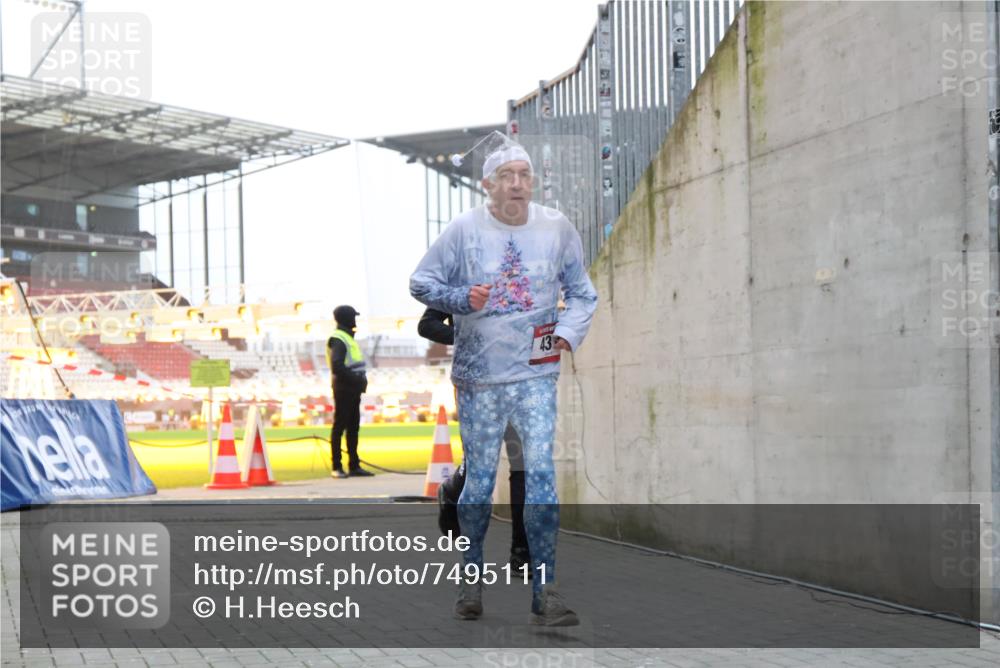 08.12.2024 - St. Pauli X-Mass-Run No. 14 H.Heesch http://msf.ph/oto/7495111 08.12.2024 09:59:44 Ziel 431, 1202, 1802, 1874, 3293, 431, 2746, 2762, 3156, 3157 meine-sportfotos.de
