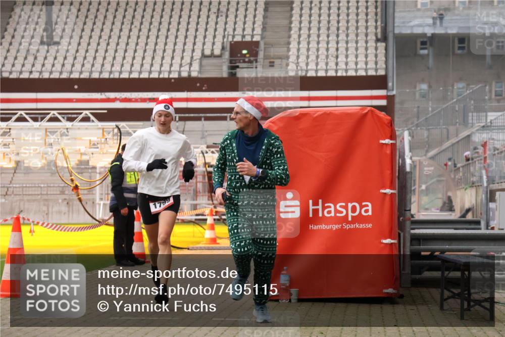 08.12.2024 - St. Pauli X-Mass-Run No. 14 Yannick Fuchs http://msf.ph/oto/7495115 08.12.2024 10:55:15 Ziel 28, 1127, 1799, 2231 meine-sportfotos.de