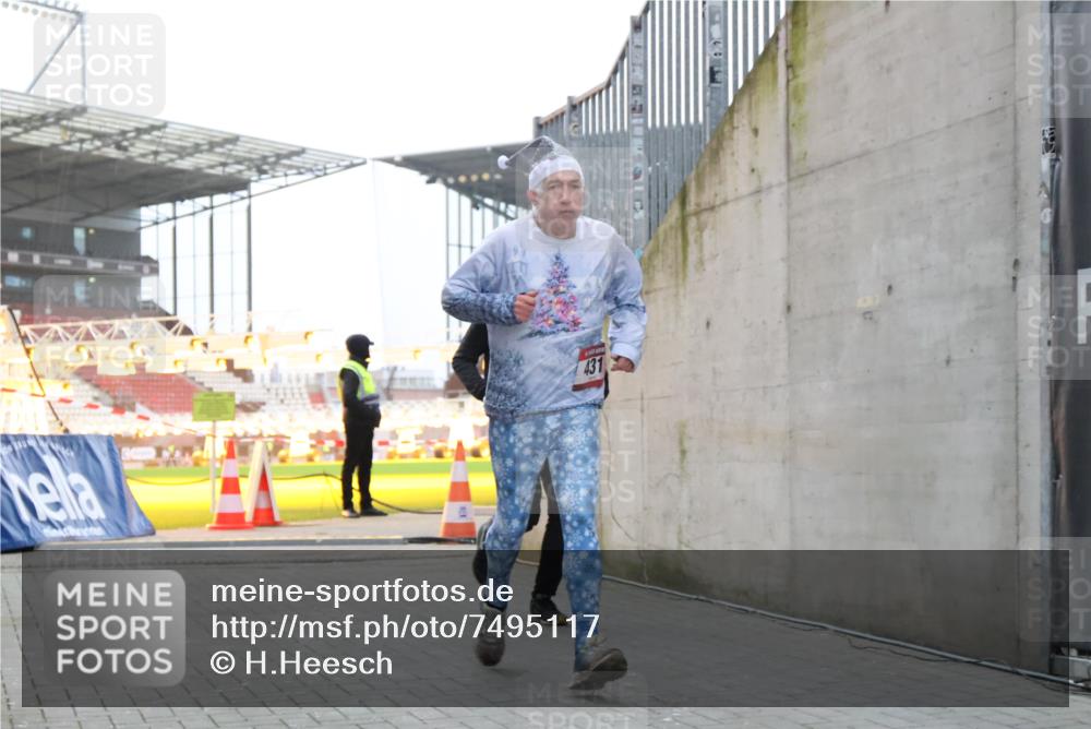 08.12.2024 - St. Pauli X-Mass-Run No. 14 H.Heesch http://msf.ph/oto/7495117 08.12.2024 09:59:44 Ziel 431, 1202, 1802, 1874, 3293, 431, 2746, 2762, 3156, 3157 meine-sportfotos.de