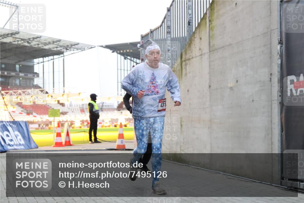 08.12.2024 - St. Pauli X-Mass-Run No. 14 H.Heesch http://msf.ph/oto/7495126 08.12.2024 09:59:44 Ziel 431, 1202, 1802, 1874, 3293, 431, 2746, 2762, 3156, 3157 meine-sportfotos.de