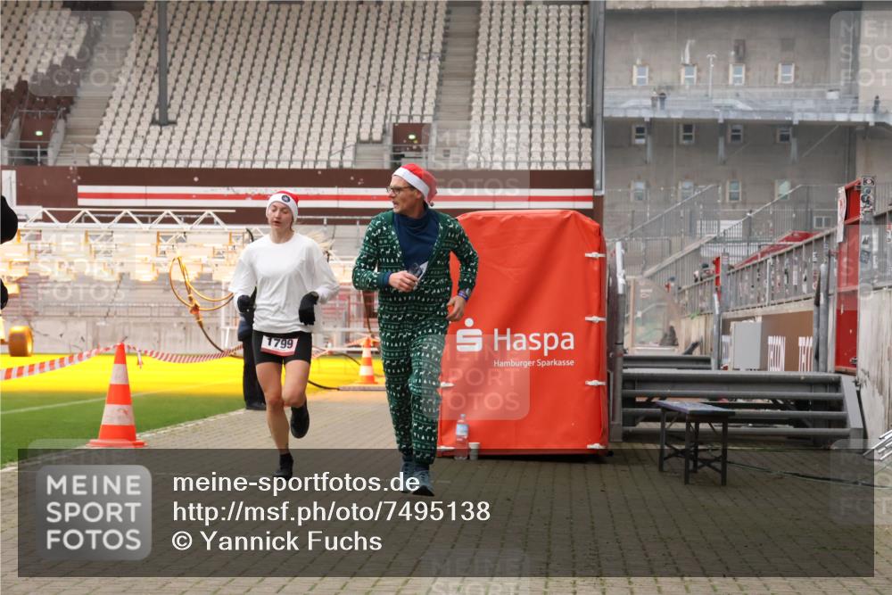 08.12.2024 - St. Pauli X-Mass-Run No. 14 Yannick Fuchs http://msf.ph/oto/7495138 08.12.2024 10:55:15 Ziel 28, 1127, 1799, 2231 meine-sportfotos.de
