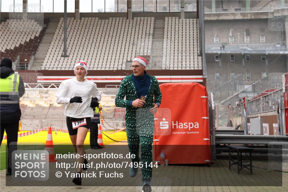 08.12.2024 - St. Pauli X-Mass-Run No. 14 Yannick Fuchs http://msf.ph/oto/7495144 08.12.2024 10:55:16 Ziel 28, 1127, 1799, 2231 meine-sportfotos.de