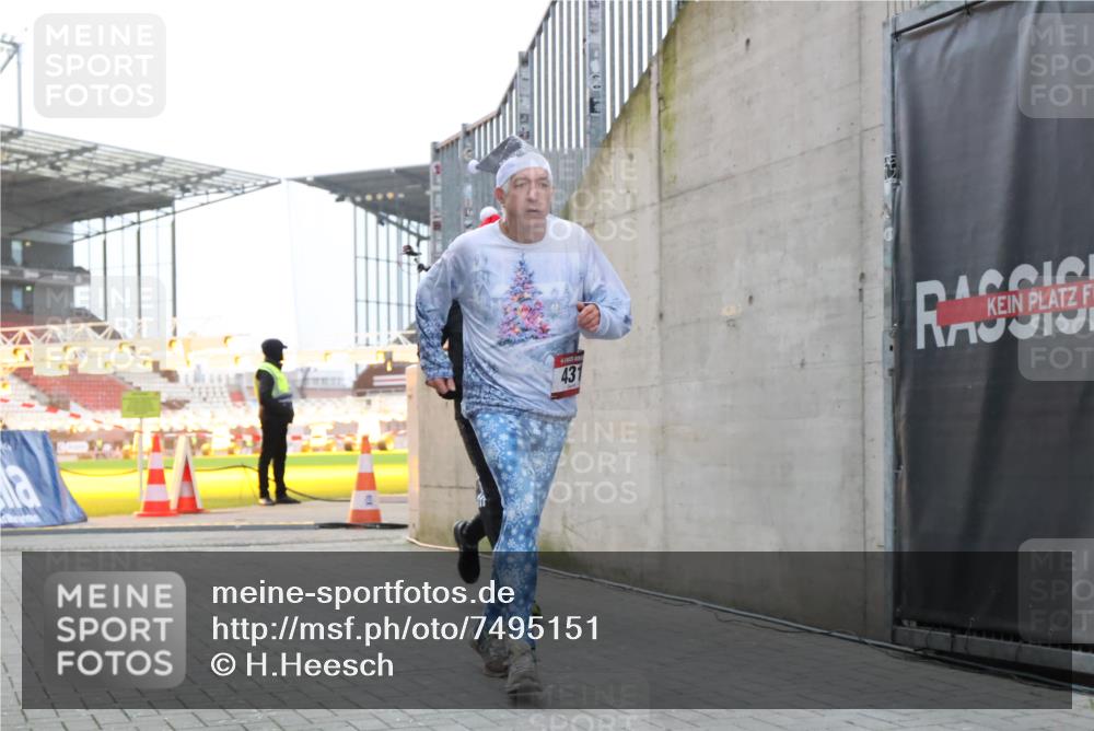 08.12.2024 - St. Pauli X-Mass-Run No. 14 H.Heesch http://msf.ph/oto/7495151 08.12.2024 09:59:45 Ziel 431, 1202, 1802, 1874, 2746, 431, 2746, 2762, 3156, 3157 meine-sportfotos.de
