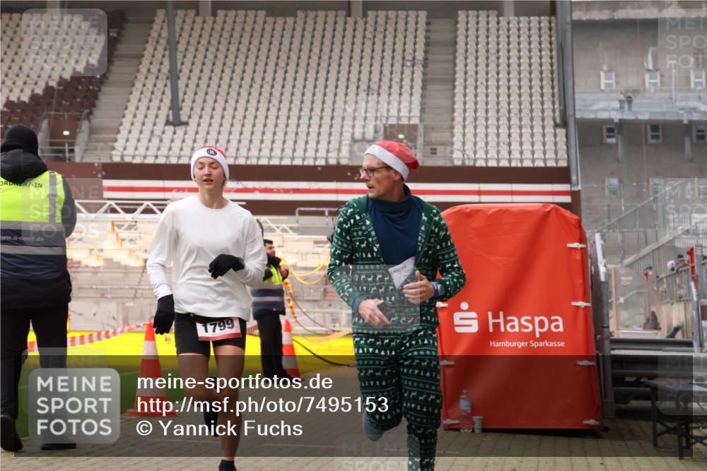 08.12.2024 - St. Pauli X-Mass-Run No. 14 Yannick Fuchs http://msf.ph/oto/7495153 08.12.2024 10:55:16 Ziel 28, 1127, 1799, 2231 meine-sportfotos.de
