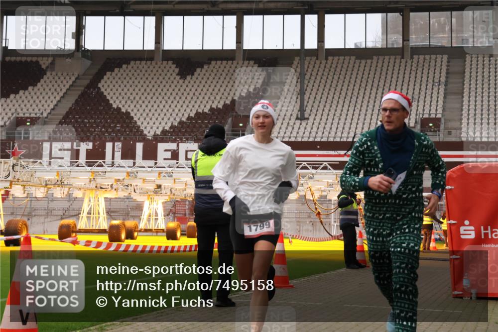 08.12.2024 - St. Pauli X-Mass-Run No. 14 Yannick Fuchs http://msf.ph/oto/7495158 08.12.2024 10:55:17 Ziel 28, 1127, 1799, 2231 meine-sportfotos.de