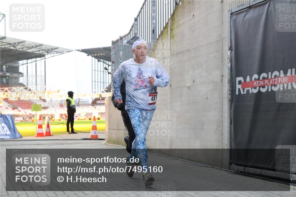 08.12.2024 - St. Pauli X-Mass-Run No. 14 H.Heesch http://msf.ph/oto/7495160 08.12.2024 09:59:45 Ziel 431, 1202, 1802, 1874, 2746, 431, 2746, 2762, 3156, 3157 meine-sportfotos.de