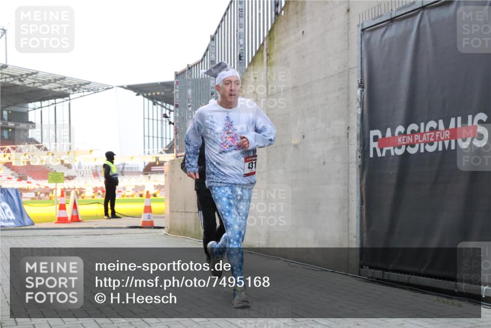 08.12.2024 - St. Pauli X-Mass-Run No. 14 H.Heesch http://msf.ph/oto/7495168 08.12.2024 09:59:45 Ziel 431, 1202, 1802, 1874, 2746, 431, 2746, 2762, 3156, 3157 meine-sportfotos.de