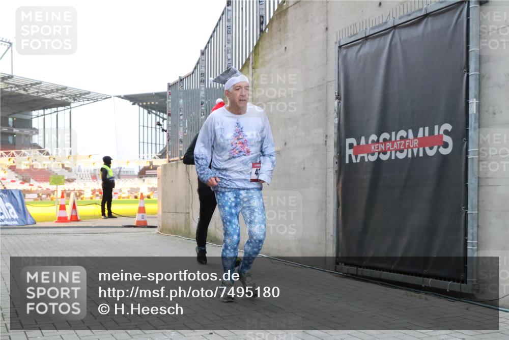 08.12.2024 - St. Pauli X-Mass-Run No. 14 H.Heesch http://msf.ph/oto/7495180 08.12.2024 09:59:45 Ziel 431, 1202, 1802, 1874, 2746, 431, 2746, 2762, 3156, 3157 meine-sportfotos.de
