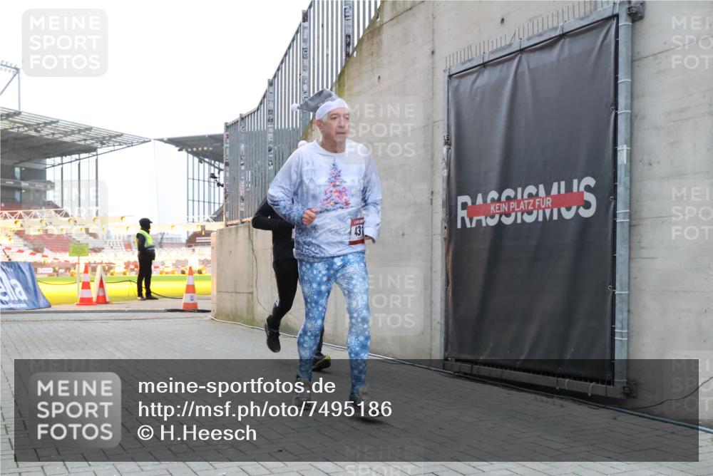08.12.2024 - St. Pauli X-Mass-Run No. 14 H.Heesch http://msf.ph/oto/7495186 08.12.2024 09:59:45 Ziel 431, 1202, 1802, 1874, 2746, 431, 2746, 2762, 3156, 3157 meine-sportfotos.de