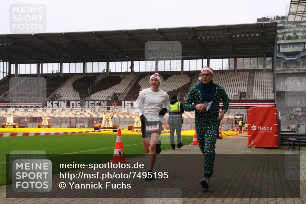 08.12.2024 - St. Pauli X-Mass-Run No. 14 Yannick Fuchs http://msf.ph/oto/7495195 08.12.2024 10:55:17 Ziel 28, 1127, 1799, 2231 meine-sportfotos.de