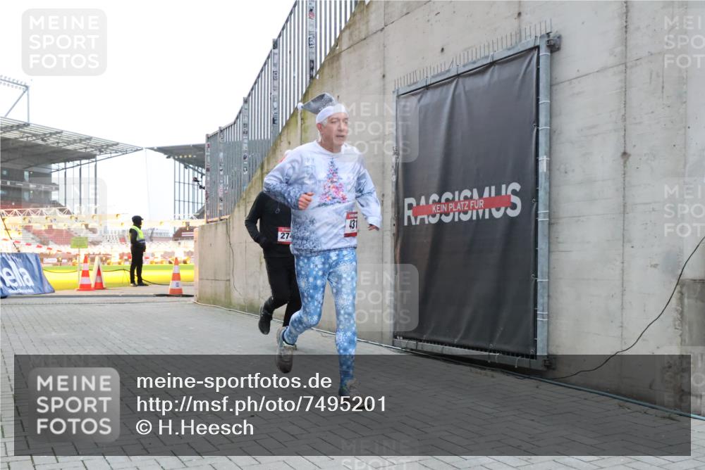 08.12.2024 - St. Pauli X-Mass-Run No. 14 H.Heesch http://msf.ph/oto/7495201 08.12.2024 09:59:45 Ziel 431, 1202, 1802, 1874, 2746, 431, 2746, 2762, 3156, 3157 meine-sportfotos.de