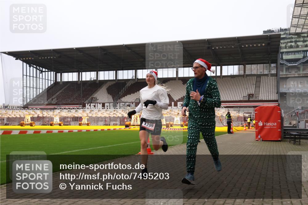 08.12.2024 - St. Pauli X-Mass-Run No. 14 Yannick Fuchs http://msf.ph/oto/7495203 08.12.2024 10:55:18 Ziel 28, 1127, 1799, 2231 meine-sportfotos.de