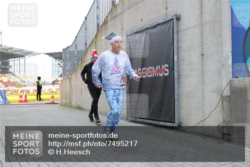 08.12.2024 - St. Pauli X-Mass-Run No. 14 H.Heesch http://msf.ph/oto/7495217 08.12.2024 09:59:45 Ziel 431, 1202, 1802, 1874, 2746, 431, 2746, 2762, 3156, 3157 meine-sportfotos.de