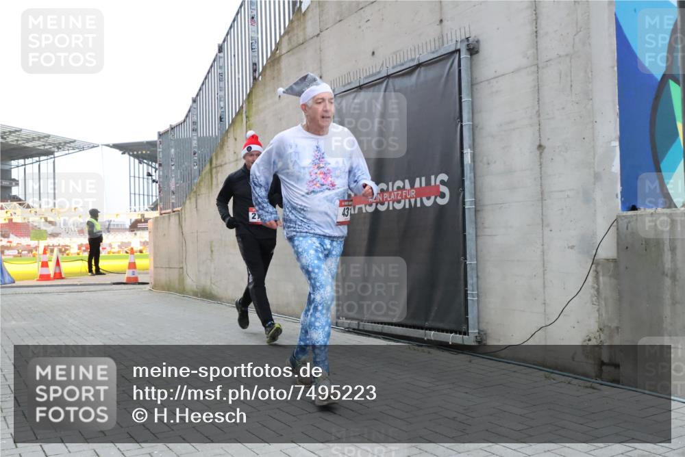 08.12.2024 - St. Pauli X-Mass-Run No. 14 H.Heesch http://msf.ph/oto/7495223 08.12.2024 09:59:45 Ziel 431, 1202, 1802, 1874, 2746, 431, 2746, 2762, 3156, 3157 meine-sportfotos.de