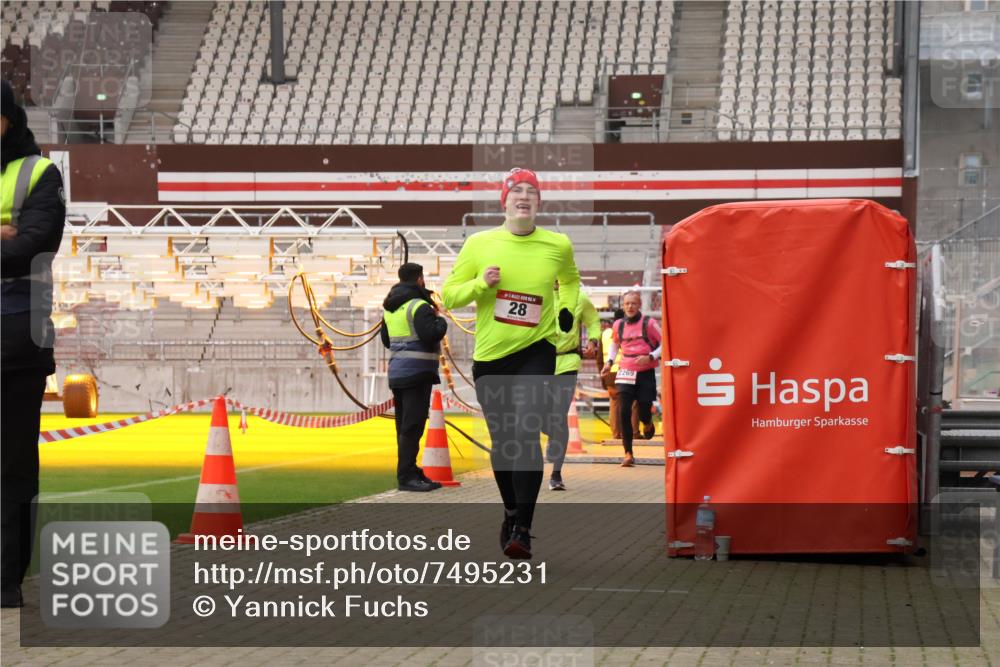 08.12.2024 - St. Pauli X-Mass-Run No. 14 Yannick Fuchs http://msf.ph/oto/7495231 08.12.2024 10:55:26 Ziel 28, 2231, 2269 meine-sportfotos.de
