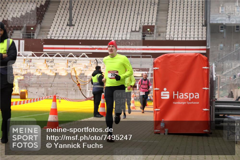 08.12.2024 - St. Pauli X-Mass-Run No. 14 Yannick Fuchs http://msf.ph/oto/7495247 08.12.2024 10:55:27 Ziel 28, 2231, 2269 meine-sportfotos.de