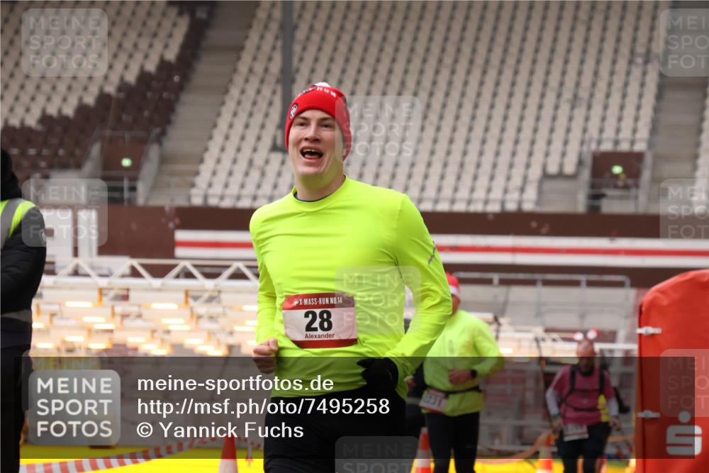 08.12.2024 - St. Pauli X-Mass-Run No. 14 Yannick Fuchs http://msf.ph/oto/7495258 08.12.2024 10:55:28 Ziel 28, 2231, 2269 meine-sportfotos.de