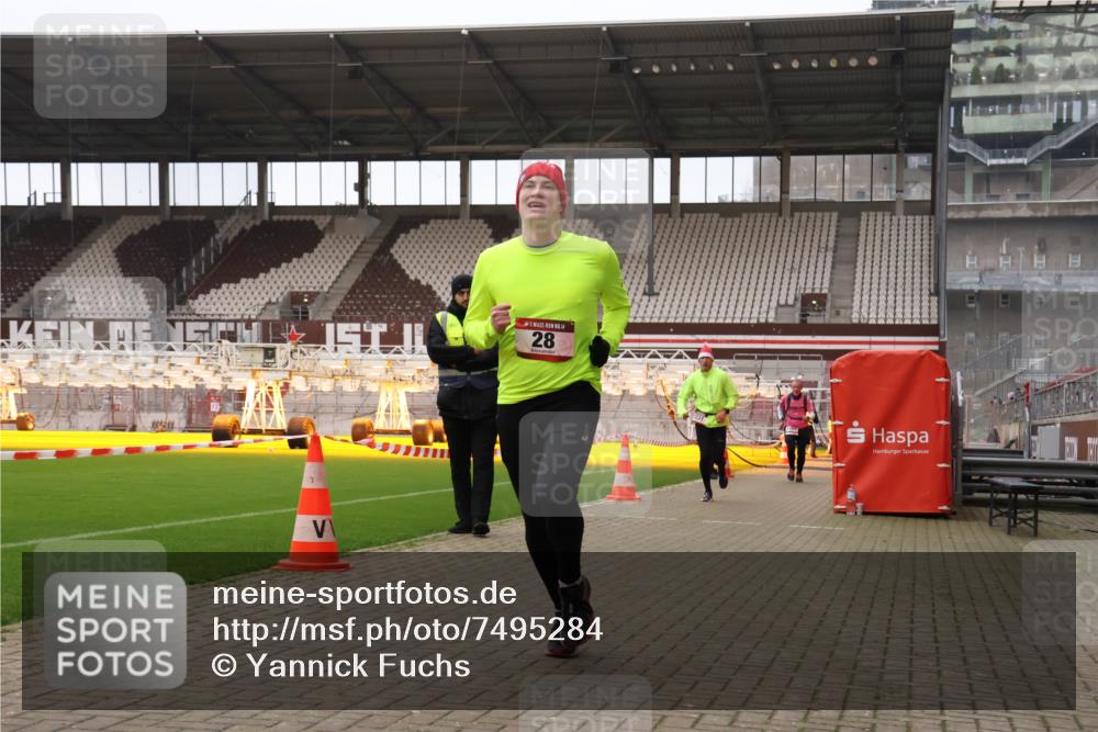 08.12.2024 - St. Pauli X-Mass-Run No. 14 Yannick Fuchs http://msf.ph/oto/7495284 08.12.2024 10:55:29 Ziel 28, 2231, 2269 meine-sportfotos.de