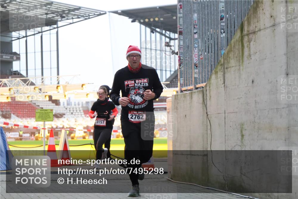 08.12.2024 - St. Pauli X-Mass-Run No. 14 H.Heesch http://msf.ph/oto/7495298 08.12.2024 09:59:49 Ziel 431, 2746, 190, 2762, 3156, 3157 meine-sportfotos.de