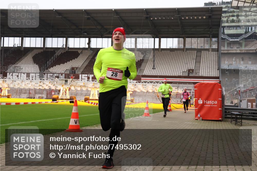 08.12.2024 - St. Pauli X-Mass-Run No. 14 Yannick Fuchs http://msf.ph/oto/7495302 08.12.2024 10:55:29 Ziel 28, 2231, 2269 meine-sportfotos.de