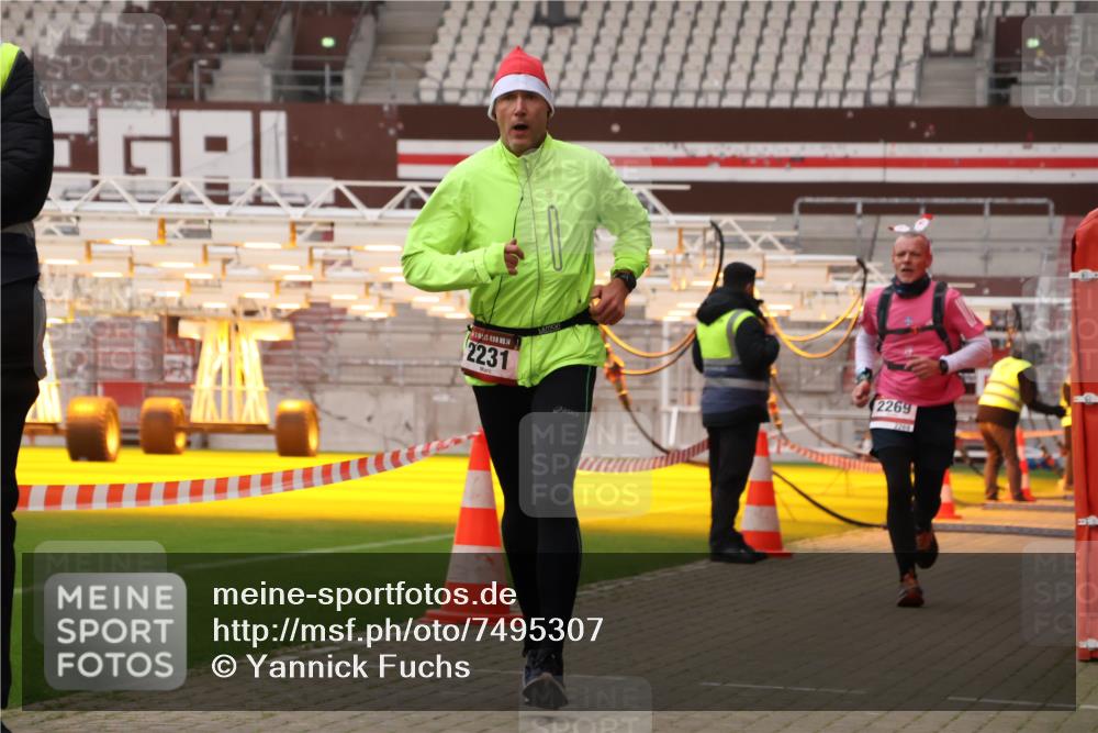 08.12.2024 - St. Pauli X-Mass-Run No. 14 Yannick Fuchs http://msf.ph/oto/7495307 08.12.2024 10:55:30 Ziel 28, 1733, 2231, 2269 meine-sportfotos.de