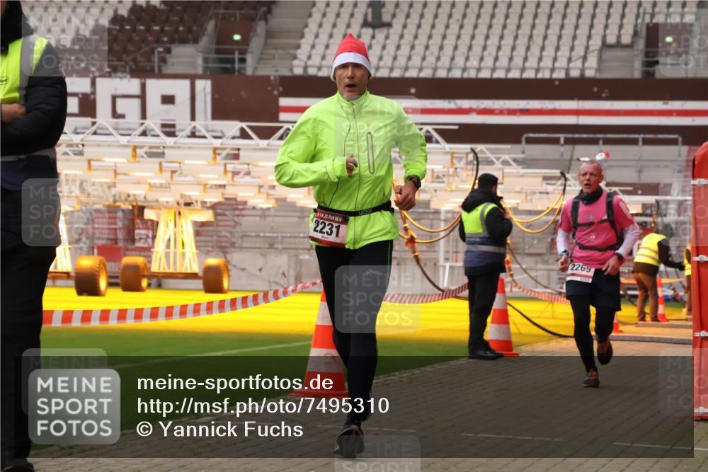 08.12.2024 - St. Pauli X-Mass-Run No. 14 Yannick Fuchs http://msf.ph/oto/7495310 08.12.2024 10:55:31 Ziel 28, 1733, 2231, 2269 meine-sportfotos.de