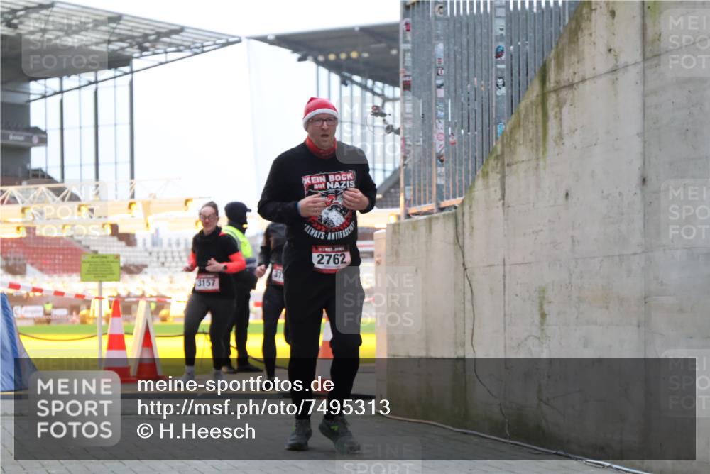 08.12.2024 - St. Pauli X-Mass-Run No. 14 H.Heesch http://msf.ph/oto/7495313 08.12.2024 09:59:49 Ziel 431, 2746, 190, 2762, 3156, 3157 meine-sportfotos.de