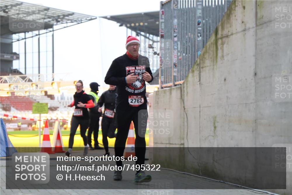 08.12.2024 - St. Pauli X-Mass-Run No. 14 H.Heesch http://msf.ph/oto/7495322 08.12.2024 09:59:49 Ziel 431, 2746, 190, 2762, 3156, 3157 meine-sportfotos.de
