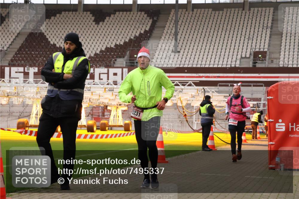08.12.2024 - St. Pauli X-Mass-Run No. 14 Yannick Fuchs http://msf.ph/oto/7495337 08.12.2024 10:55:31 Ziel 28, 1733, 2231, 2269 meine-sportfotos.de