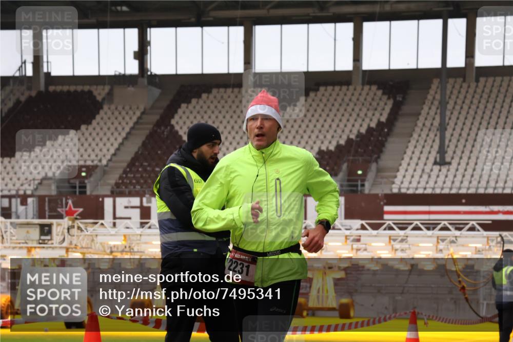08.12.2024 - St. Pauli X-Mass-Run No. 14 Yannick Fuchs http://msf.ph/oto/7495341 08.12.2024 10:55:32 Ziel 28, 1733, 2231, 2269 meine-sportfotos.de