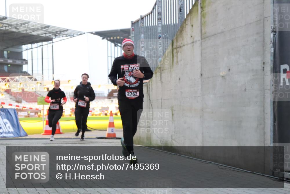 08.12.2024 - St. Pauli X-Mass-Run No. 14 H.Heesch http://msf.ph/oto/7495369 08.12.2024 09:59:49 Ziel 431, 2746, 190, 2762, 3156, 3157 meine-sportfotos.de