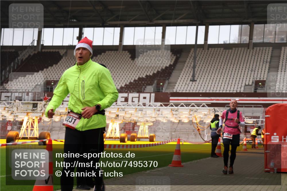 08.12.2024 - St. Pauli X-Mass-Run No. 14 Yannick Fuchs http://msf.ph/oto/7495370 08.12.2024 10:55:32 Ziel 28, 1733, 2231, 2269 meine-sportfotos.de