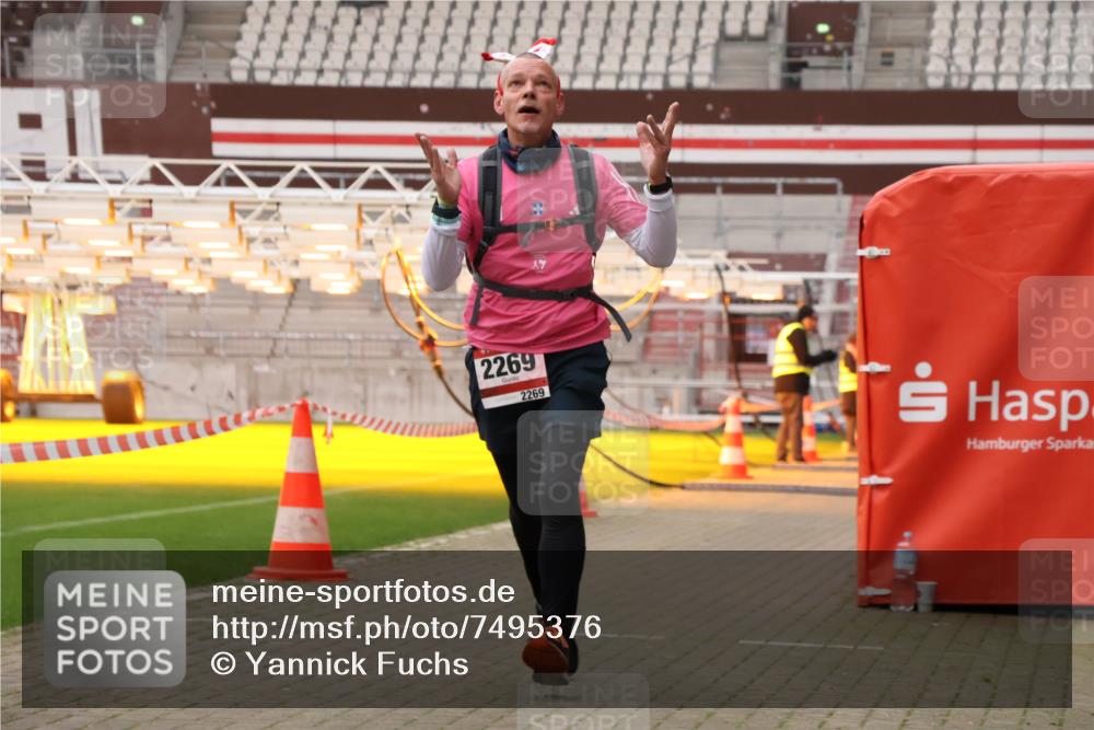 08.12.2024 - St. Pauli X-Mass-Run No. 14 Yannick Fuchs http://msf.ph/oto/7495376 08.12.2024 10:55:34 Ziel 28, 1733, 2231, 2269 meine-sportfotos.de