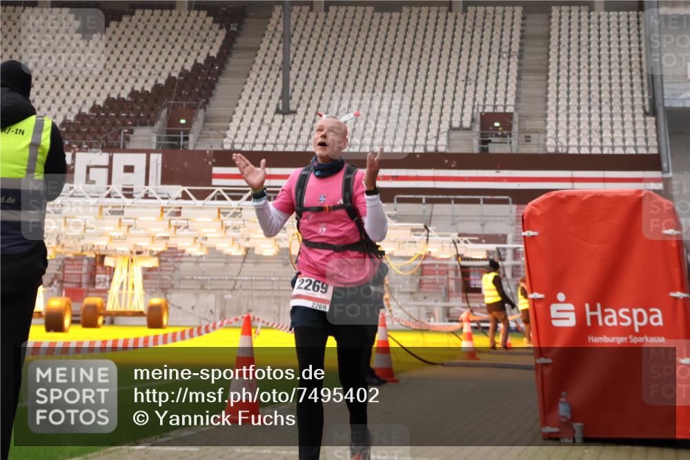 08.12.2024 - St. Pauli X-Mass-Run No. 14 Yannick Fuchs http://msf.ph/oto/7495402 08.12.2024 10:55:34 Ziel 28, 1733, 2231, 2269 meine-sportfotos.de