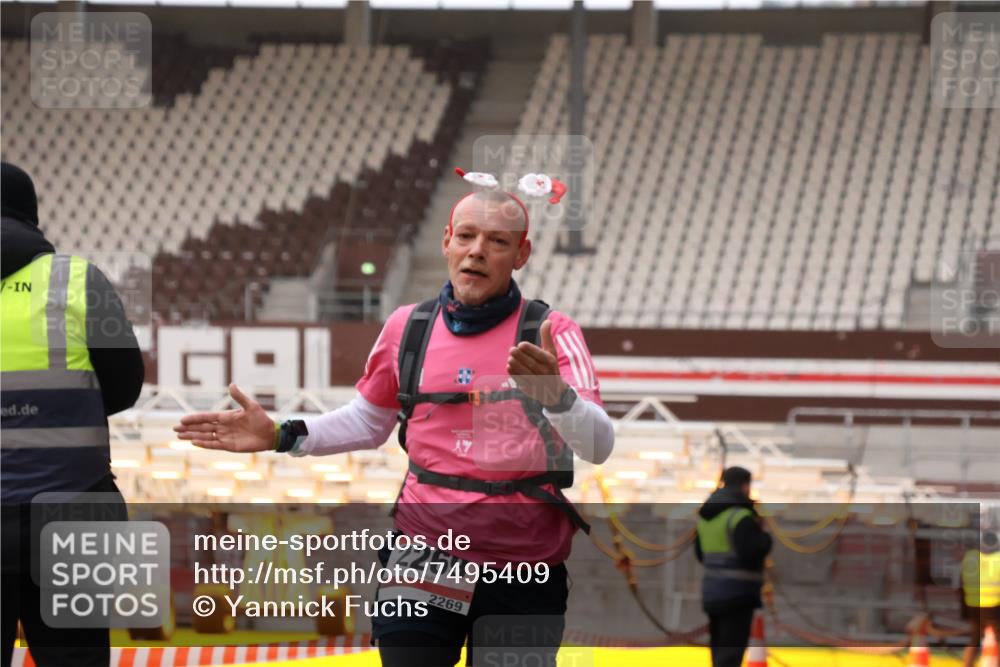 08.12.2024 - St. Pauli X-Mass-Run No. 14 Yannick Fuchs http://msf.ph/oto/7495409 08.12.2024 10:55:35 Ziel 1733, 2231, 2269 meine-sportfotos.de