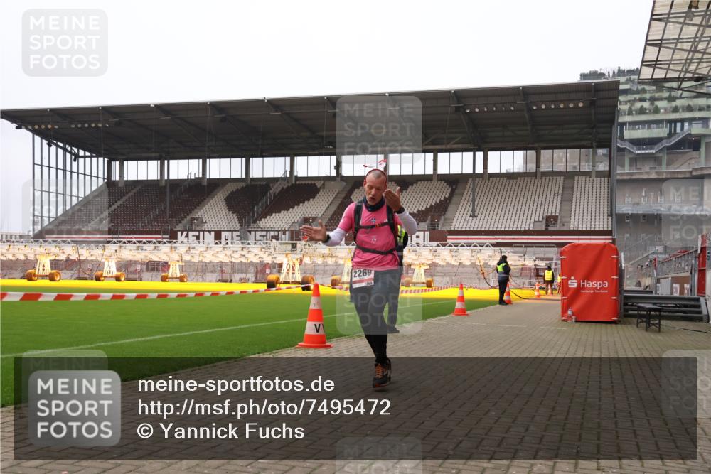 08.12.2024 - St. Pauli X-Mass-Run No. 14 Yannick Fuchs http://msf.ph/oto/7495472 08.12.2024 10:55:36 Ziel 1733, 2231, 2269 meine-sportfotos.de