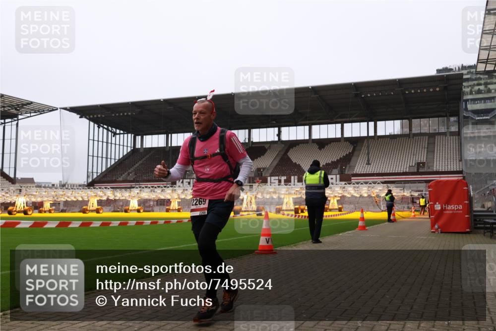08.12.2024 - St. Pauli X-Mass-Run No. 14 Yannick Fuchs http://msf.ph/oto/7495524 08.12.2024 10:55:36 Ziel 1733, 2231, 2269 meine-sportfotos.de