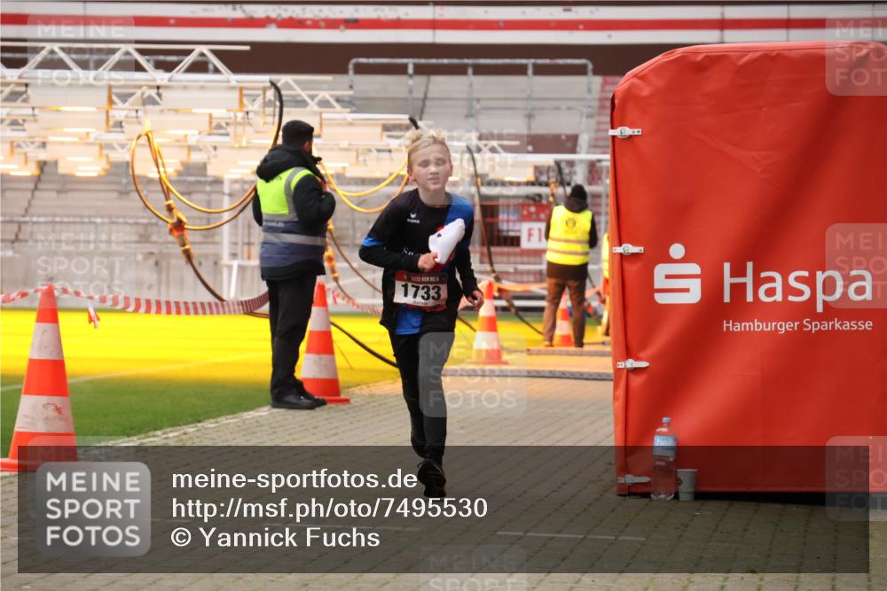 08.12.2024 - St. Pauli X-Mass-Run No. 14 Yannick Fuchs http://msf.ph/oto/7495530 08.12.2024 10:55:42 Ziel 1733, 2269 meine-sportfotos.de